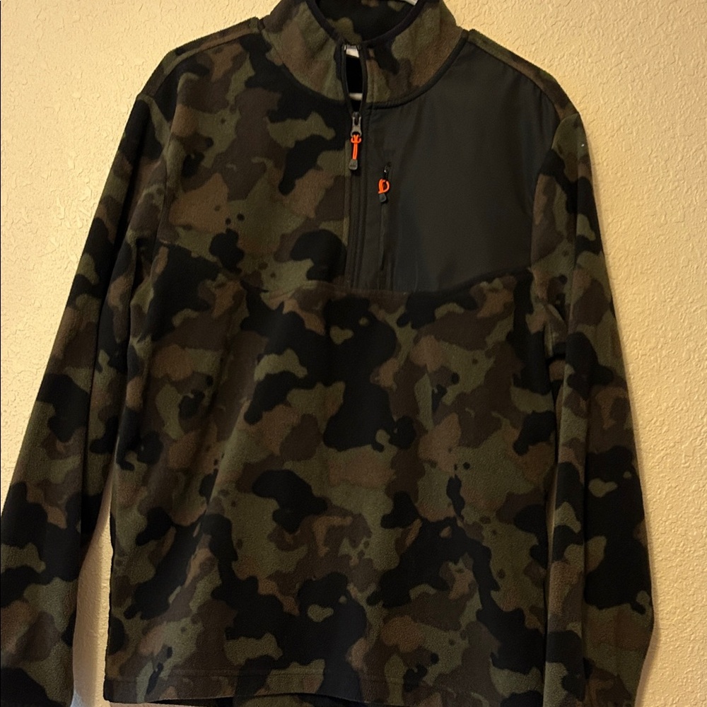 Men’s Starter lightweight camo fleece jacket. Medium.